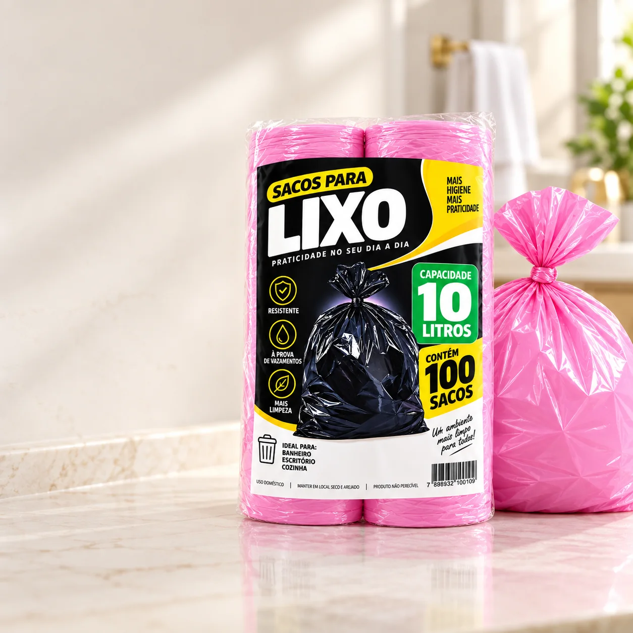 Embalagem e saco rosa do produto perfumado de 10 litros em ambiente claro